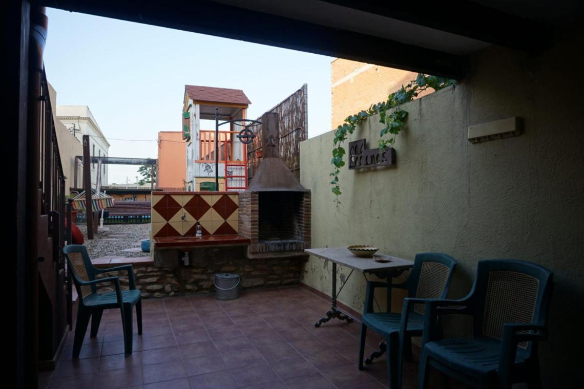 Casa Rural Cal Parines Hostal Vilabella Exterior foto